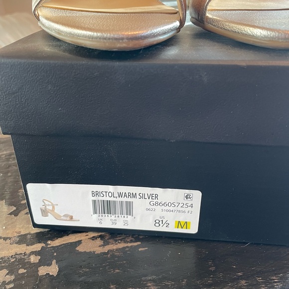 Naturalizer Bristol sandal in Warm silver leather. Size 8.5. - Picture 4 of 6